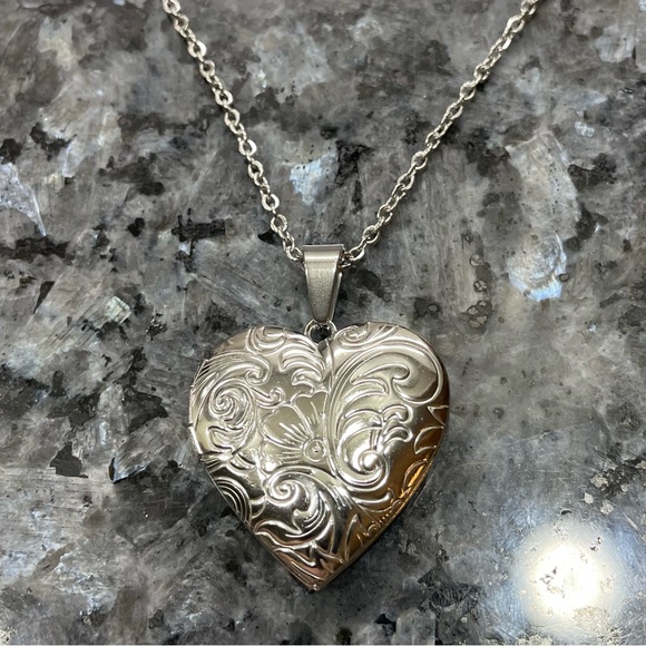 2/$29 or 3/$39 NWOT Silver filigree heart locket with space for pictures - Picture 4 of 6
